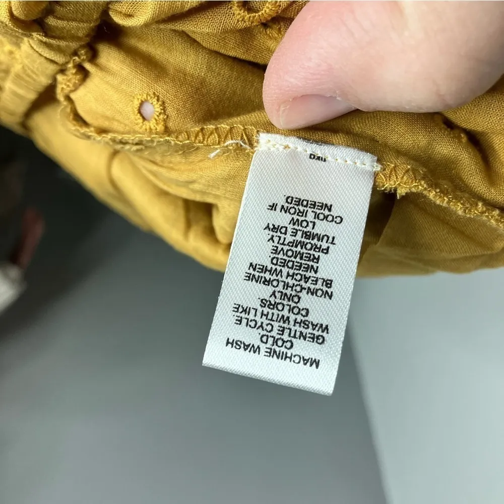 Versona‎ eyelet romper mustard yellow size medium - Image 9