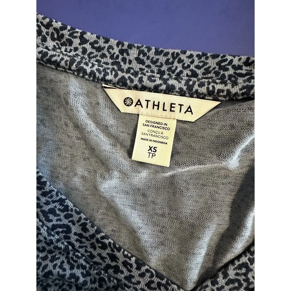 Athleta Scoop V-Neck Blue Cheetah T-Shirt XS NWOT - Image 4