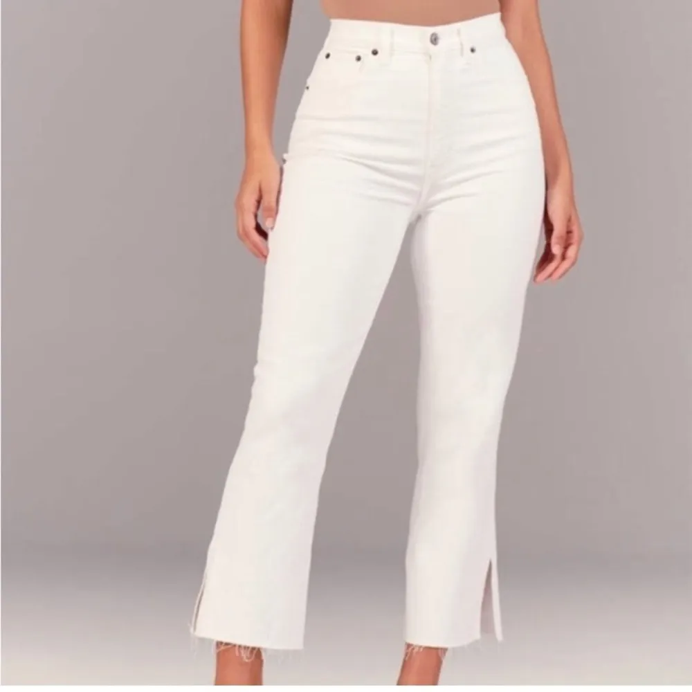 Abercrombie & Fitch ultra high rise kick flare white jeans. Size 2/26 - Image 2