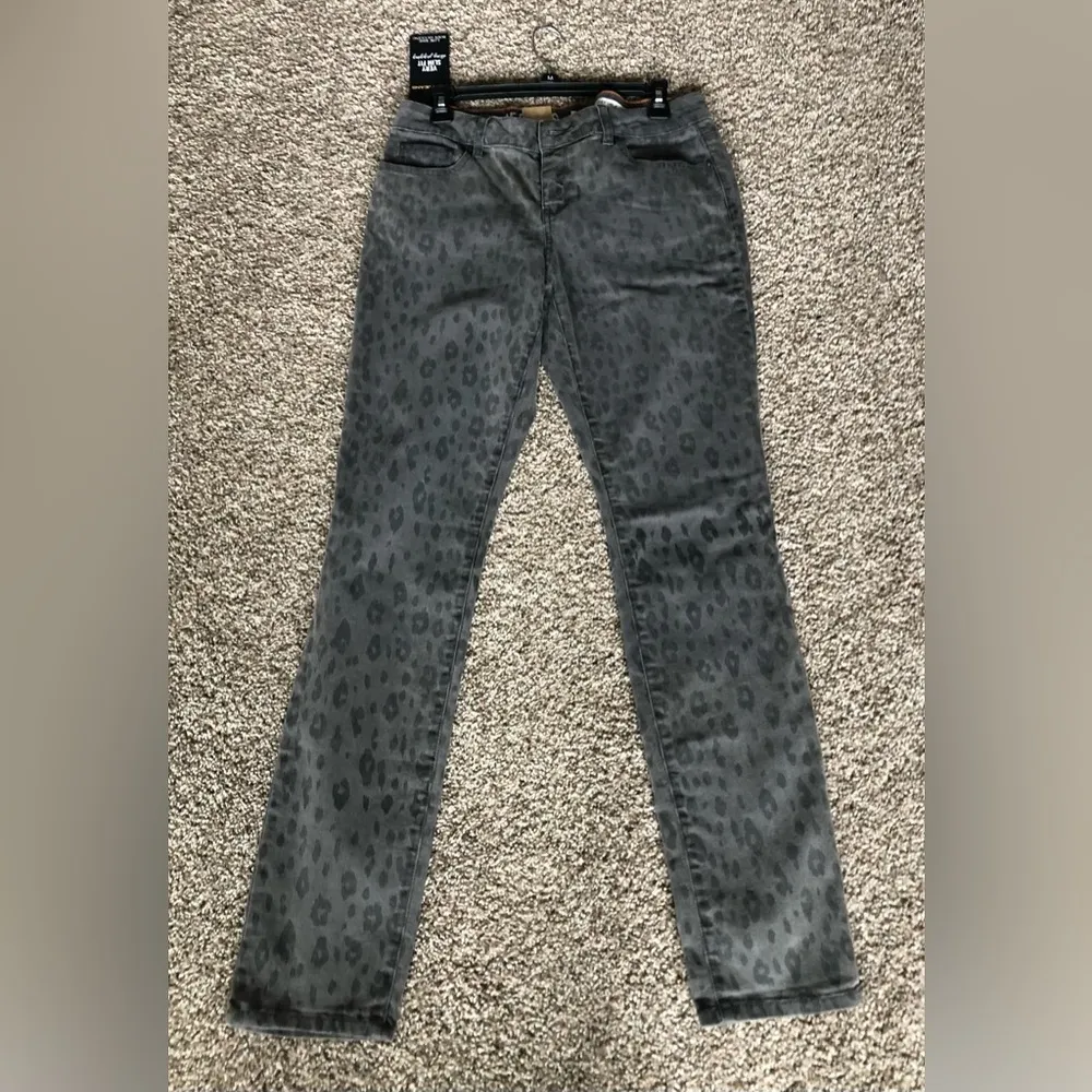 NWT  JEANS LOW RISE SLIM FIT SIZE 8 - Image 3