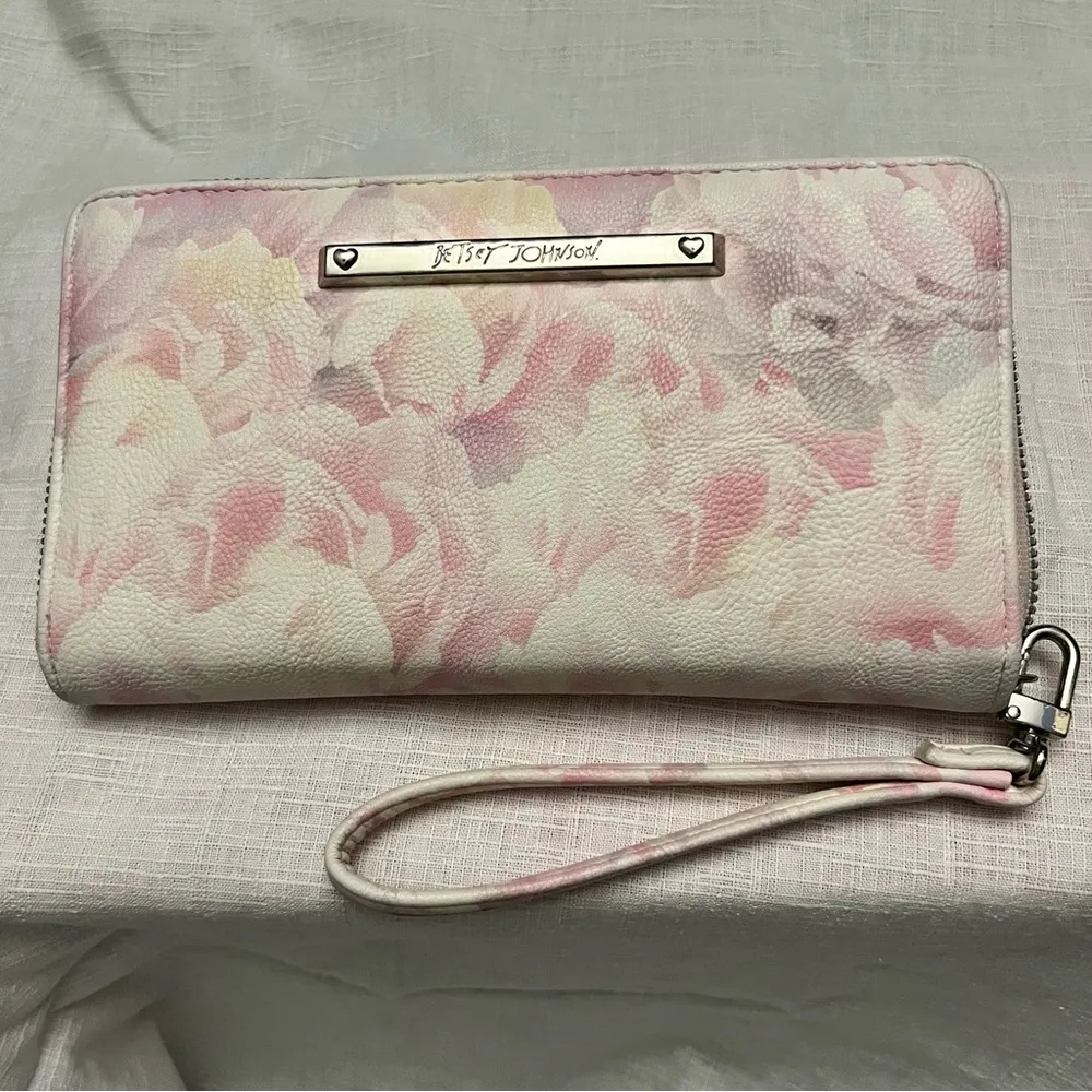 Betsey Johnson Pink and White Floral Wristlet - Image 8