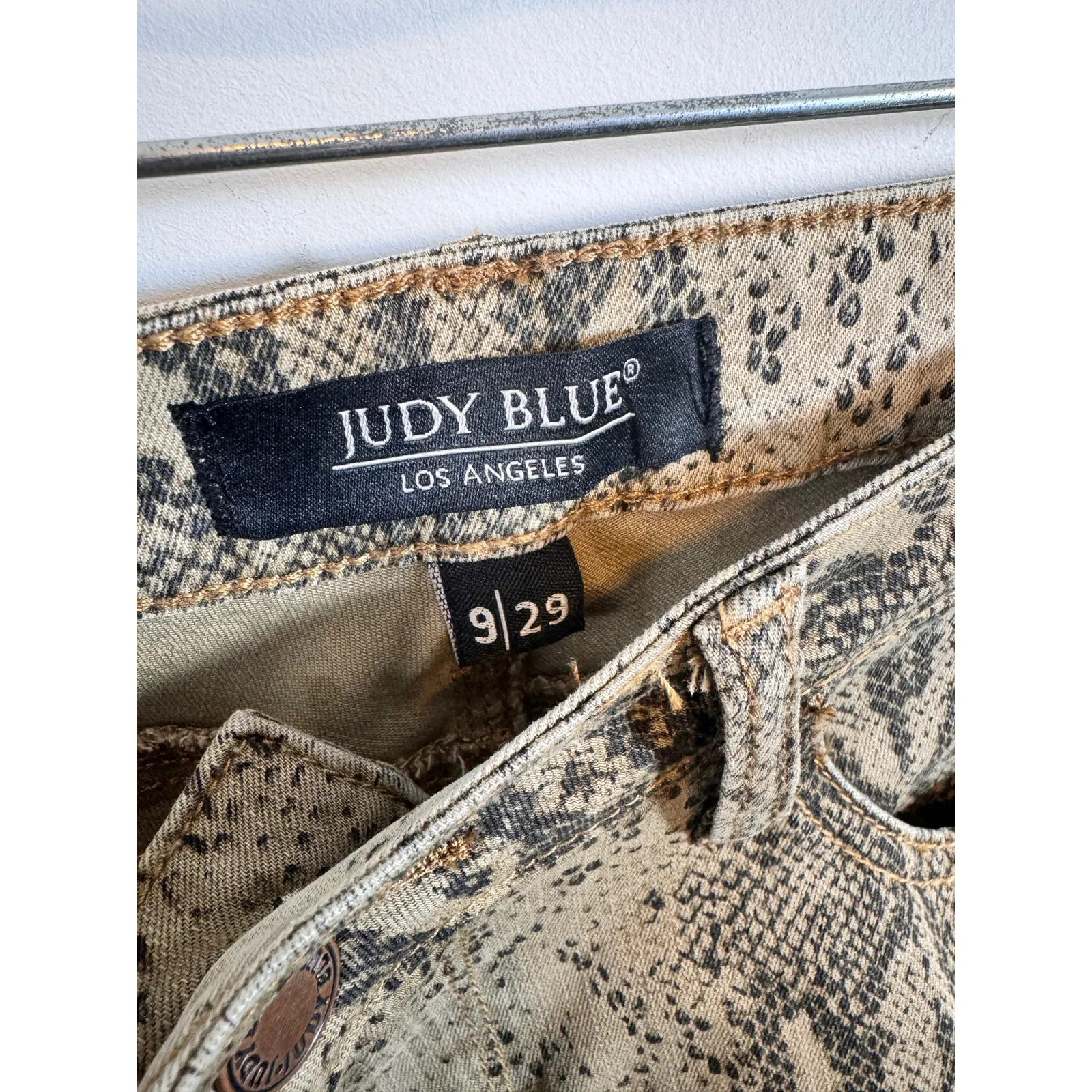 Judy Blue Women's Size 9/29 Snakeskin Print Skinny Fit Jeans Pants Grey Tan - Image 8