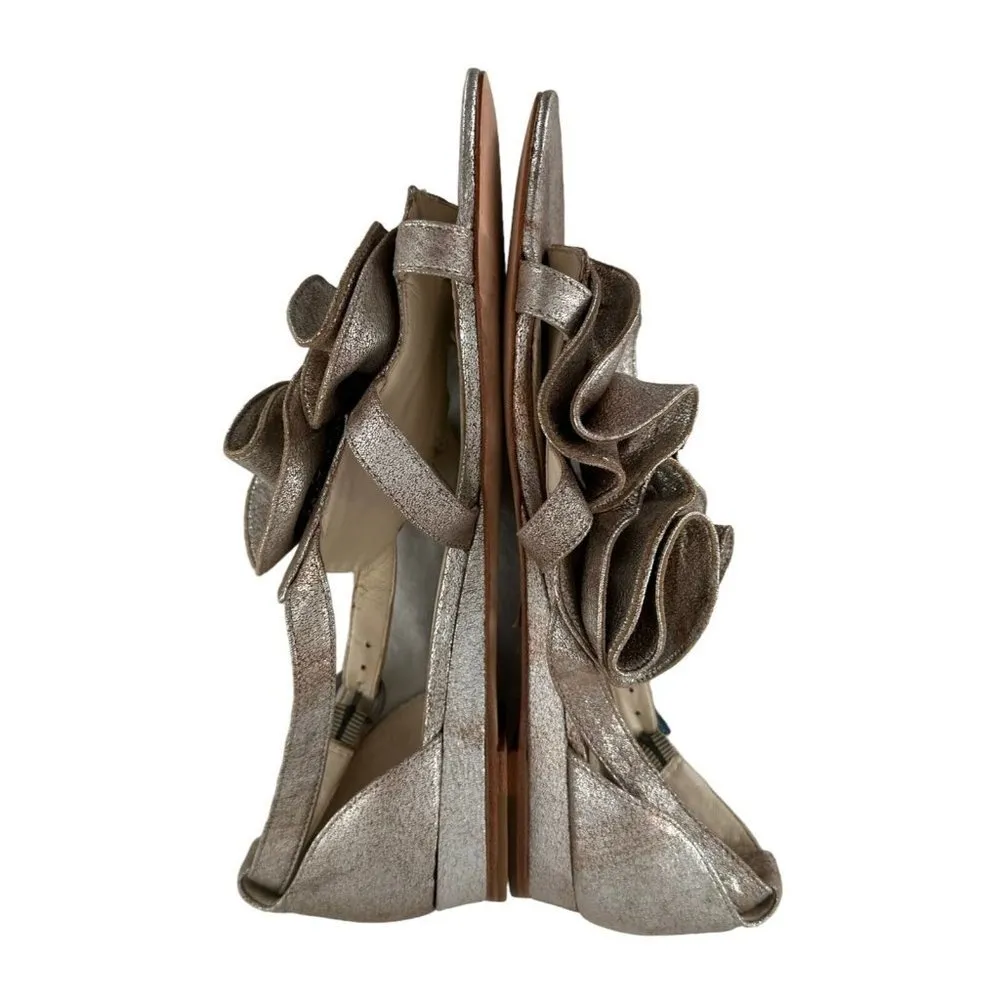NEW Saks Fifth Avenue Metallic Silver Leather Rosette Flat Sandal Size 8.5 M - Image 5