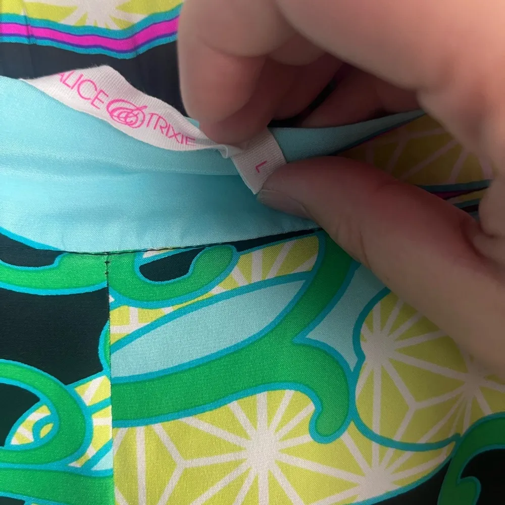 Alice & trixie silk Versace inspired pull on shorts size large - Image 3