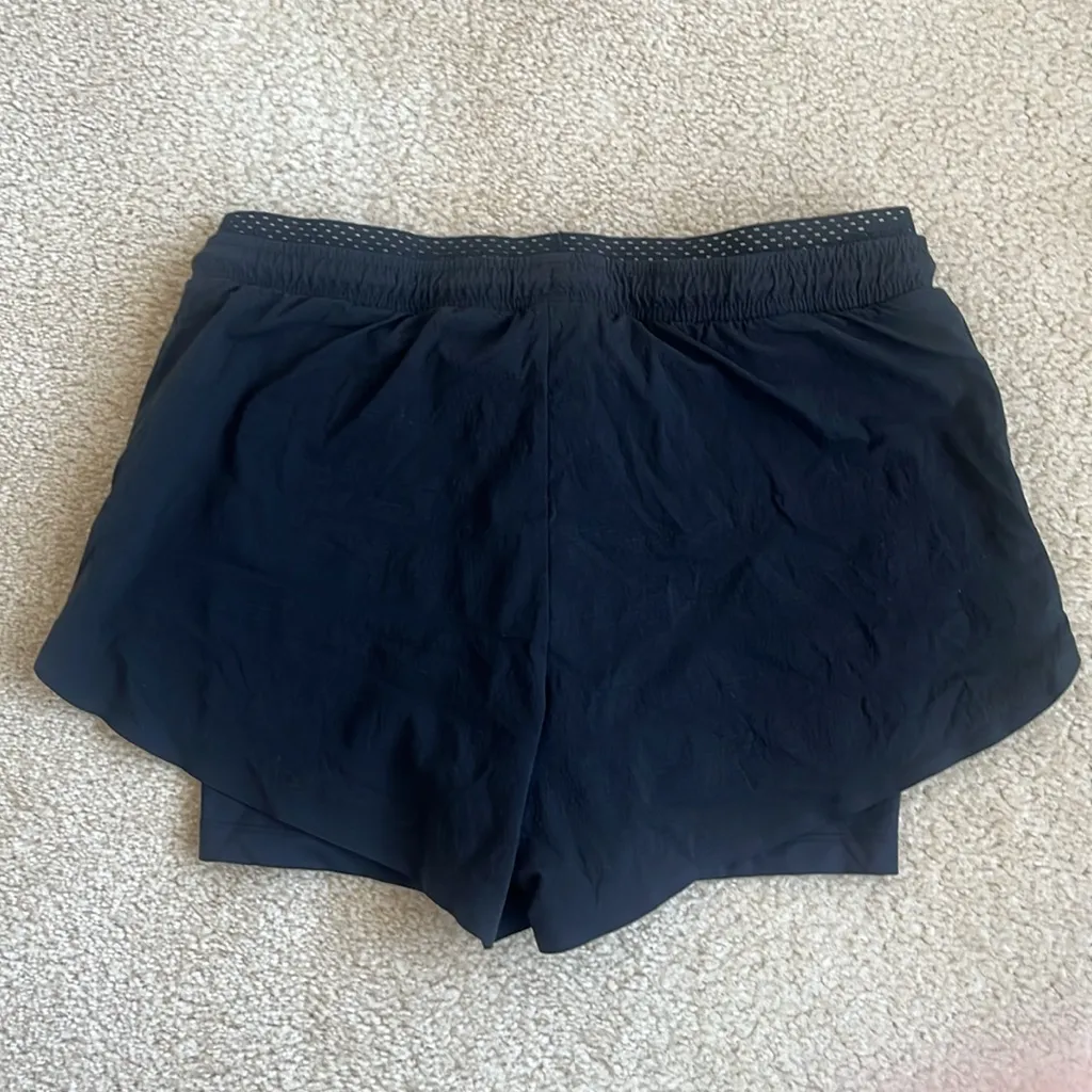 Athleta Crest 2 in 1 Shortie Athletic Shorts in Women's Size 6 Black - Image 4