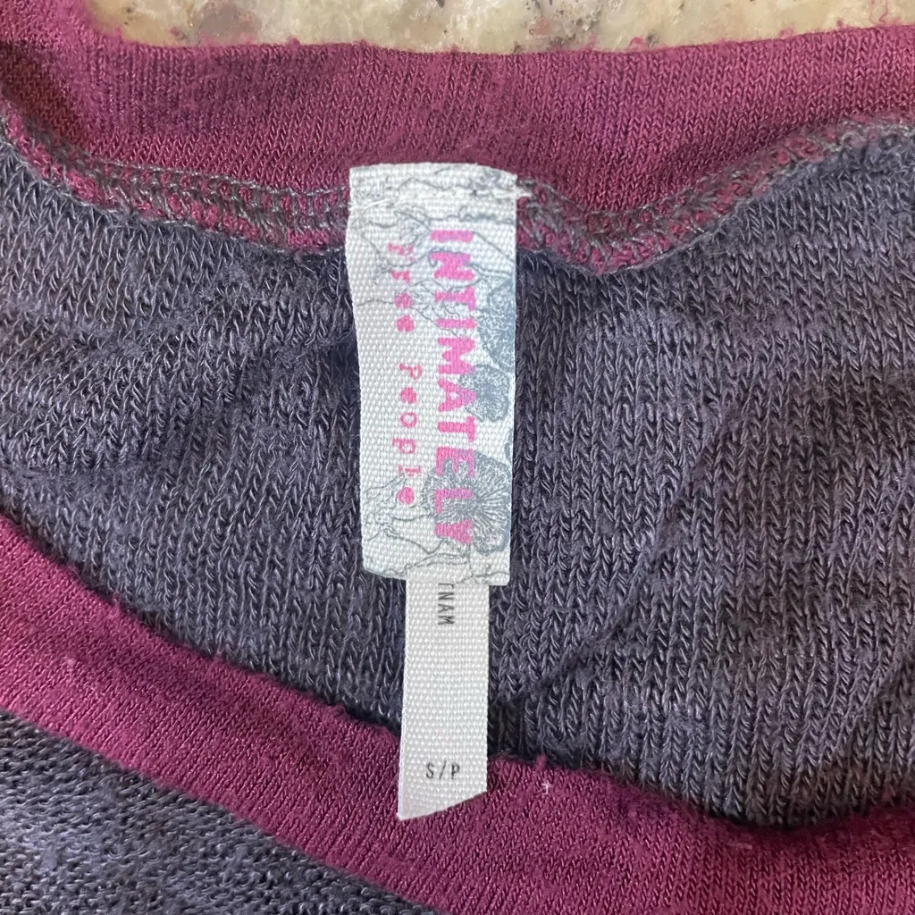 Chic Long Sleeve Top with Burgundy Trim Gray - Image 2