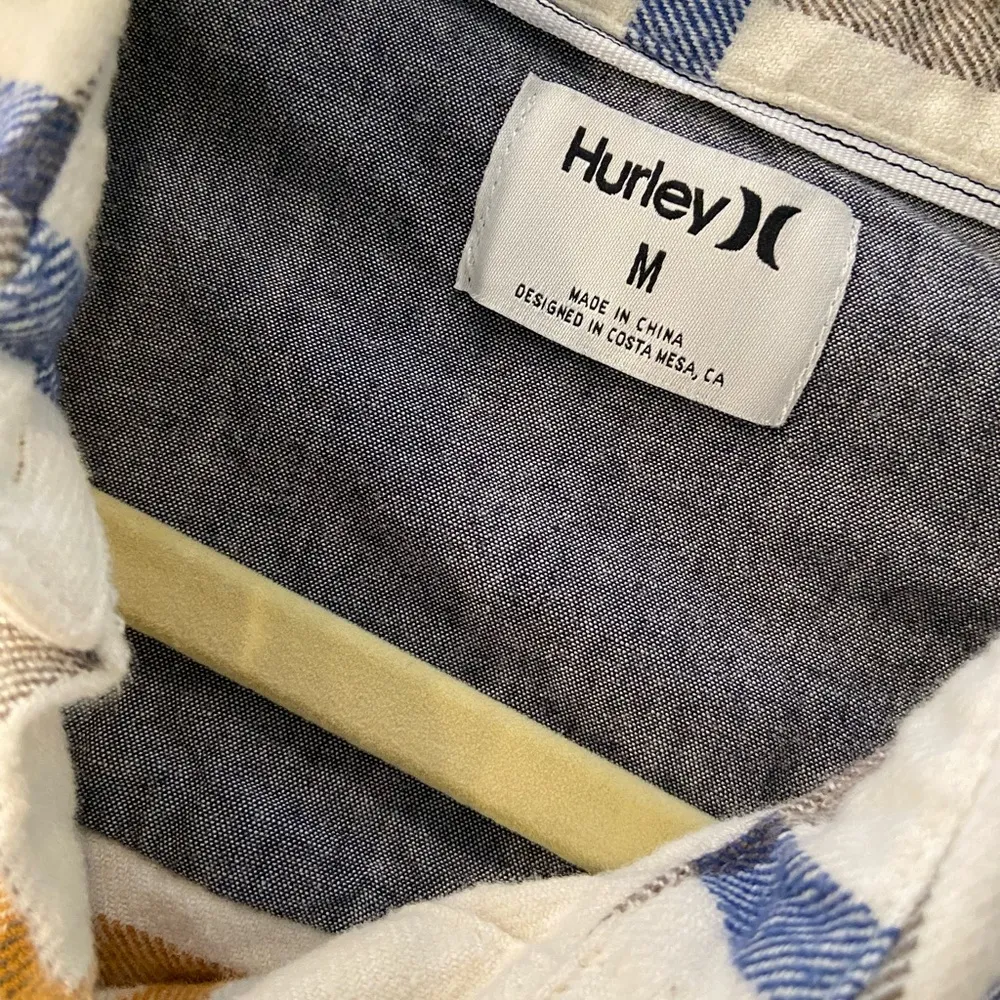 Hurley Size M Cream Tan Plaid Flannel Long Sleeve Button Down Collared Shirt - Image 11