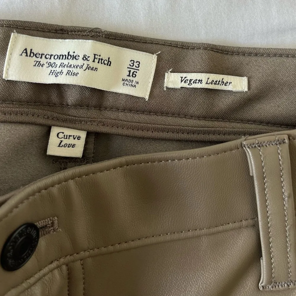 Abercrombie & Fitch Curve Love Vegan Leather Straight
Leg Cargo Pants SIZE 33/16 - Image 11