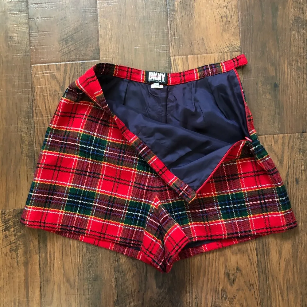 Cool DKNY lined plaid short shorts! - Image 3