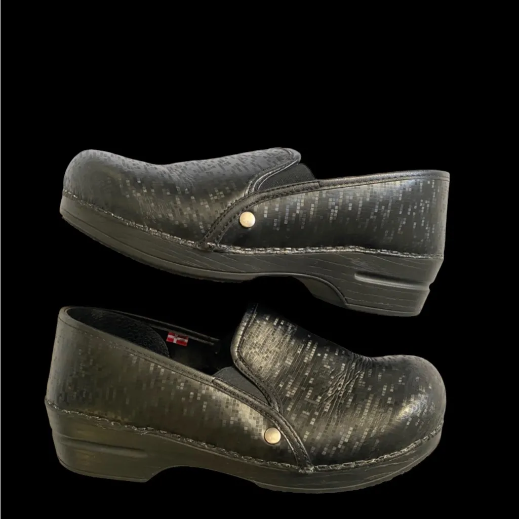 Sanita‎ Women’s Reese Black Clogs Size 40 - Image 13