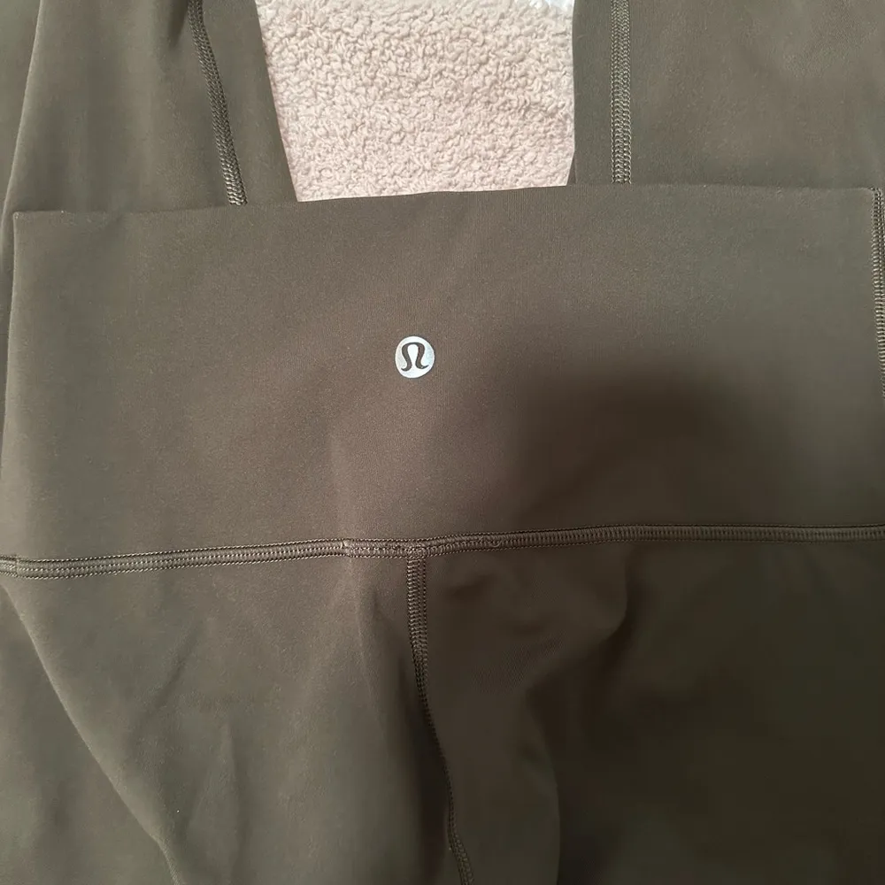 Army green lululemon wunder under leggings - Image 3