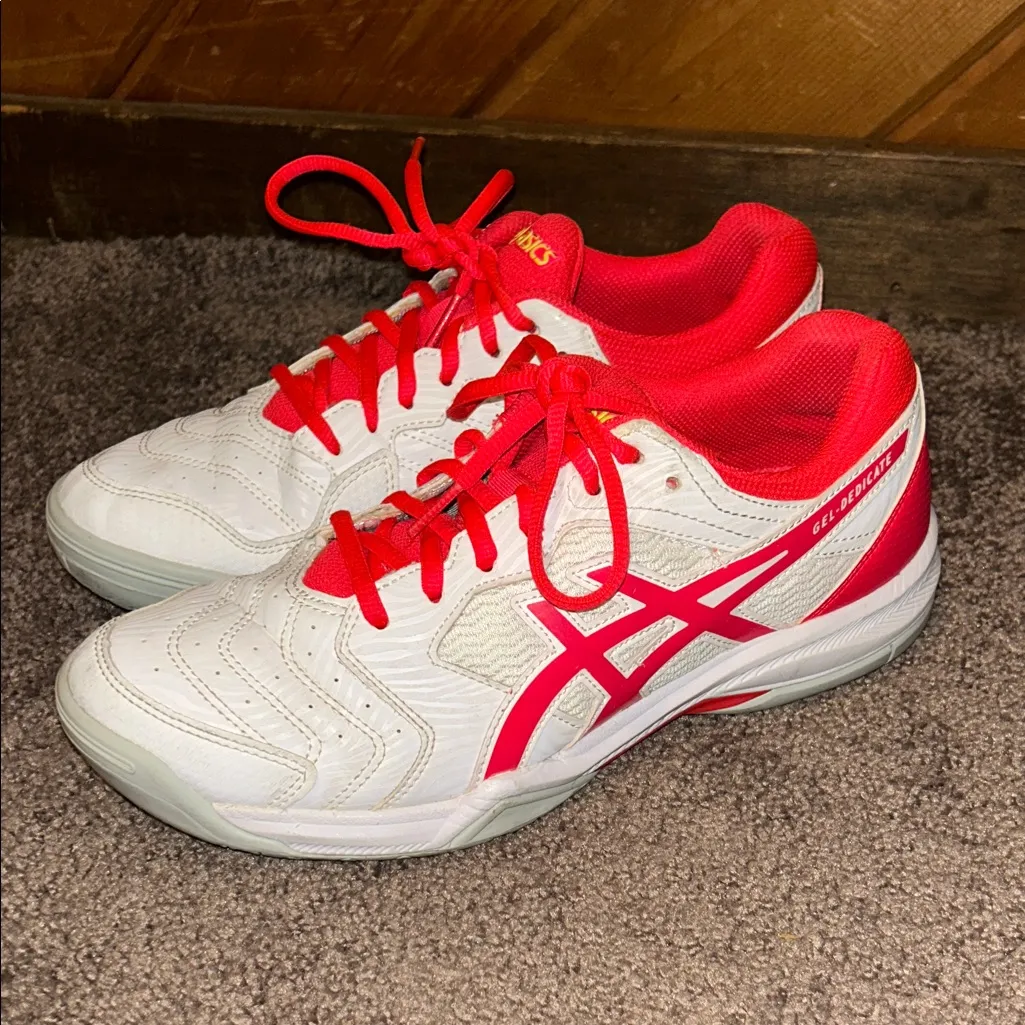 Asics GEL-Dedicate 6 tennis sneakers in white & fiery red - Image 3