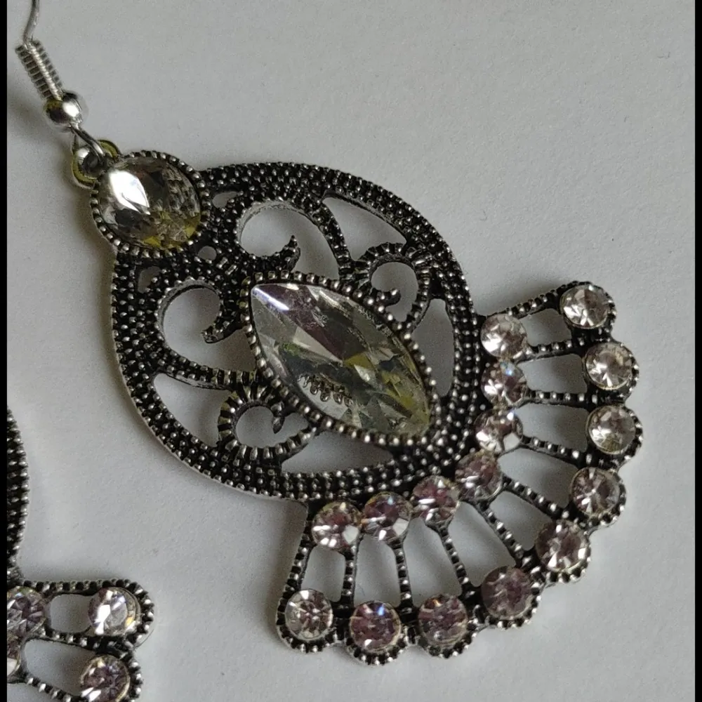 Vintage Dangle Filigree Crystal Earrings Silver - Image 2