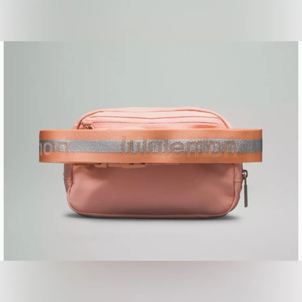 Lululemon Everywhere Belt Bag 1L Pink Mist White Opal Silver Logo NWT Crossbody - Image 2