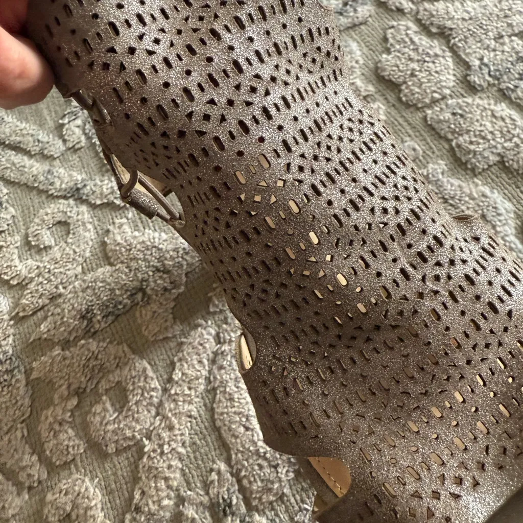 Vince Camuto  |Eadon cutout  Taupe Heels - Image 6