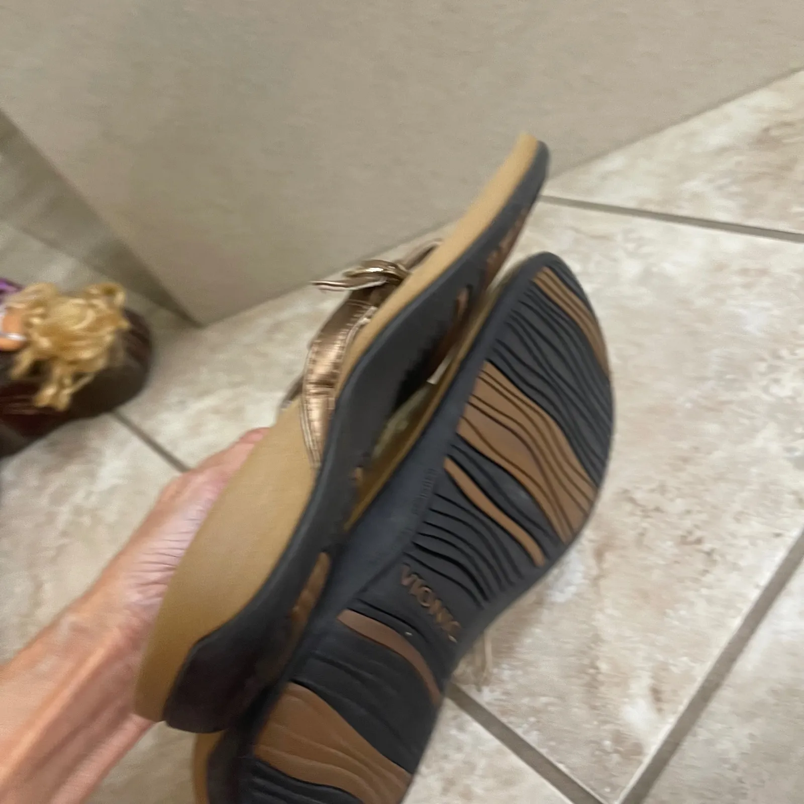 Vionic Orthoheel Bronze Metallic Circle‎ Accent Buckle Thong Sandals Size 10 - Image 5