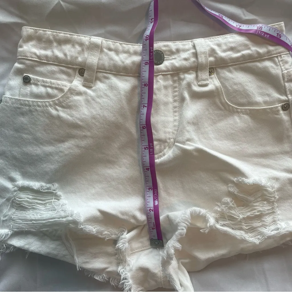 Alice‎ + Olivia Women’s Cut-Off Shorts White Distressed Frayed High Rise Size 28 - Image 10