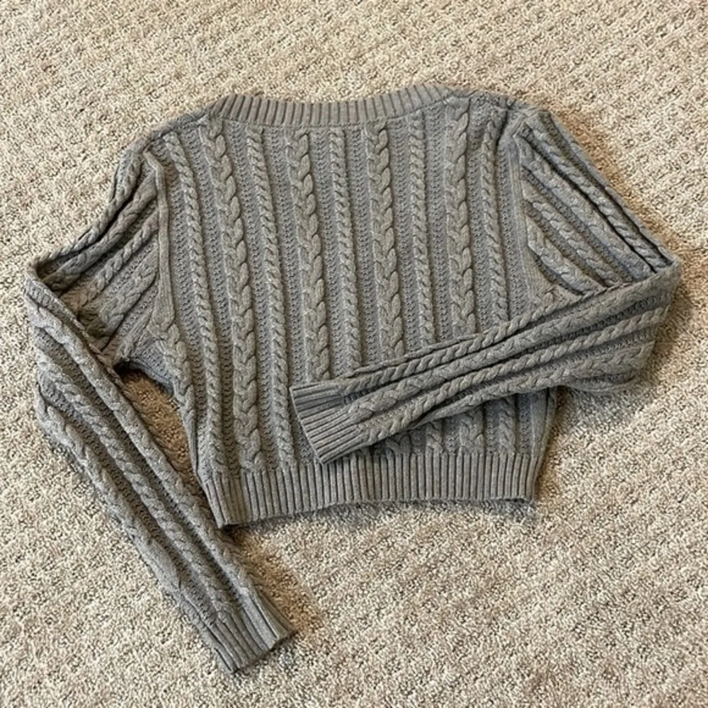 Love Tree Gray Cropped V-Neck Knit Sweater - Image 2