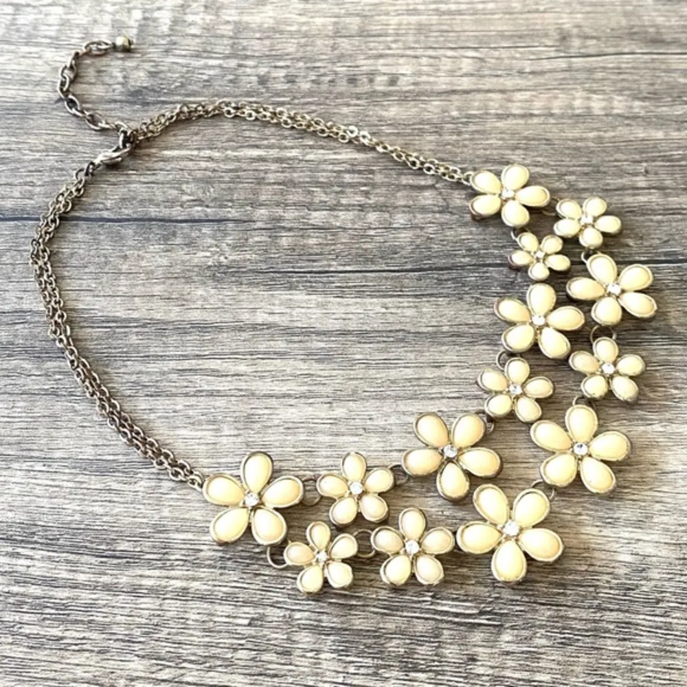 Vintage Soft Yellow Flower Necklace - Image 2