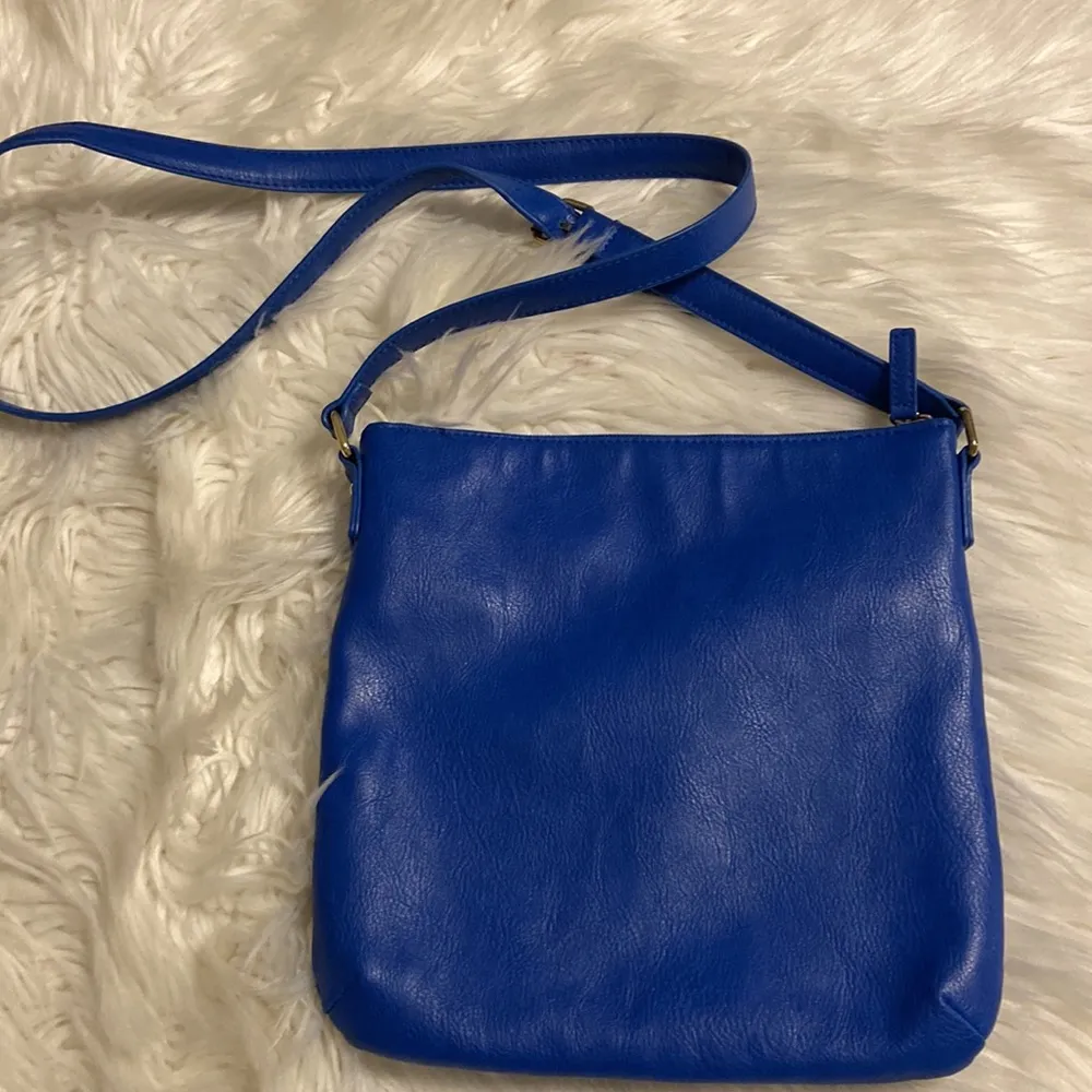 Tommy Hilfiger Crossbody Blue color excellent condition no rips smells or stains - Image 4