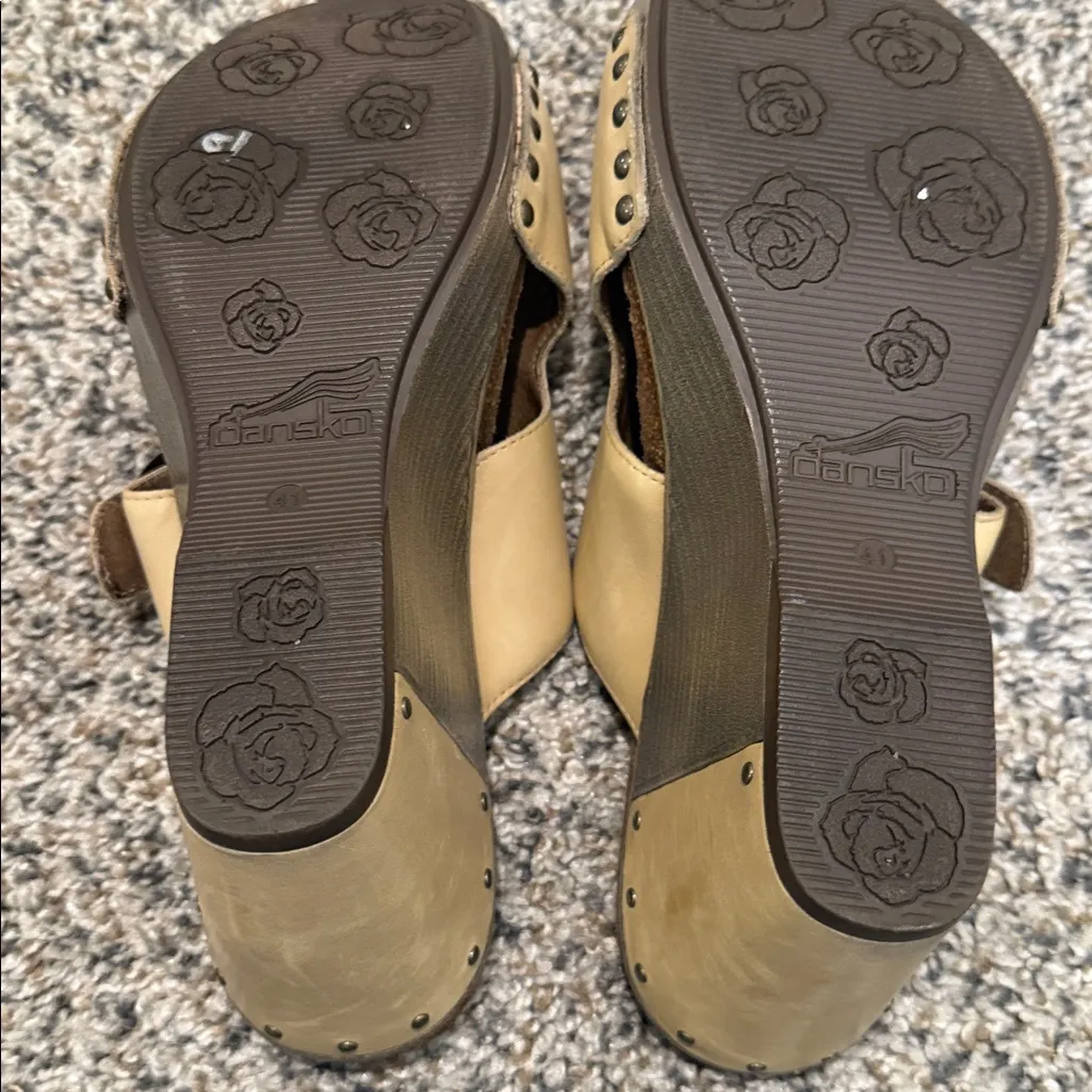 Dansko Fern Buckle Wedge Sandals Full Grain Leather Studded Beige Sz 41/11-11.5 - Image 8