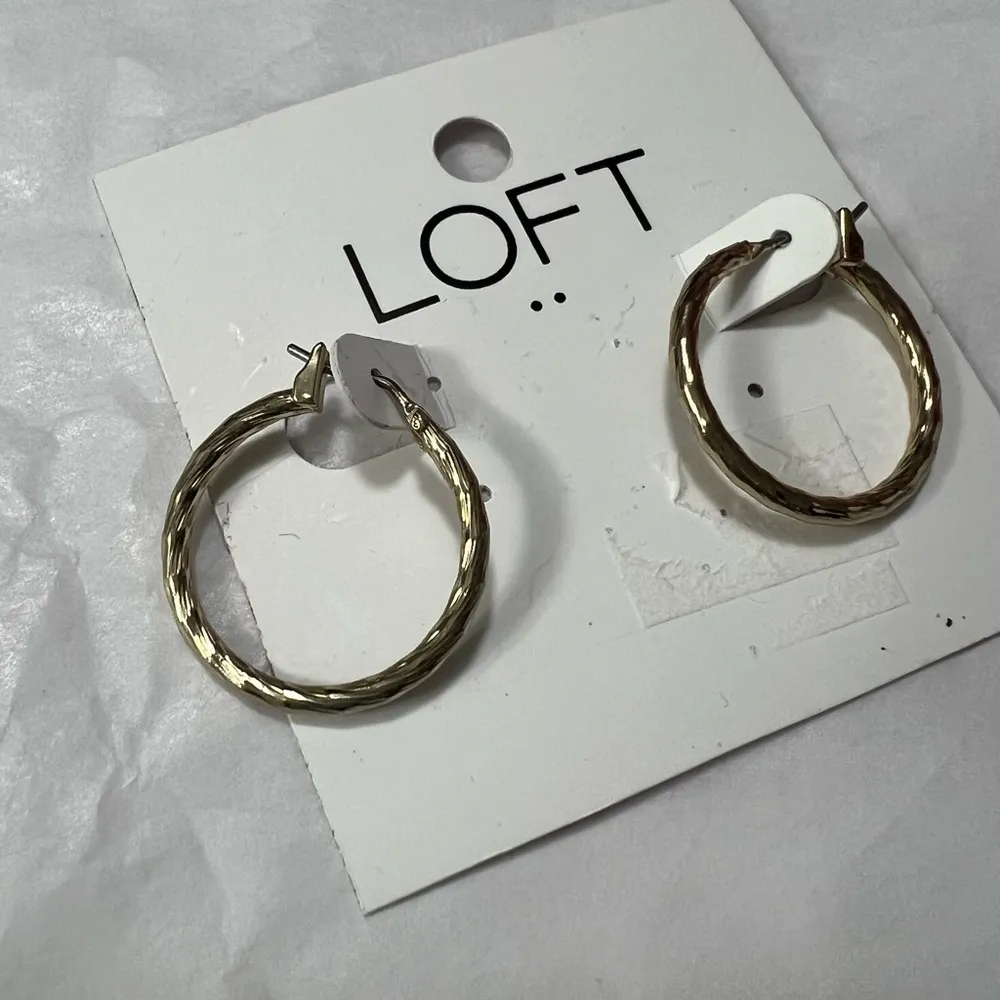 Loft Hoop Earrings Gold Toned 1" Textured‎ Finish - Image 4