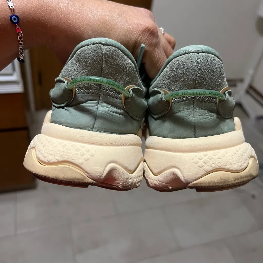 Adidas Ozweego Low Silver Green Sand Strata Women's Athletic Shoes  size 9US - Image 8