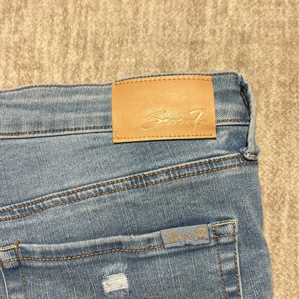 Seven7 denim long shorts Sz 8 light wash slight distressing roll up breezy crop - Image 5