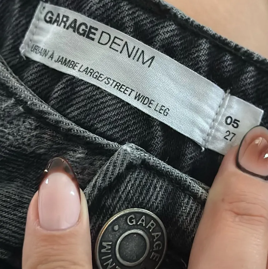 Wide leg black ripped jeans - Image 3