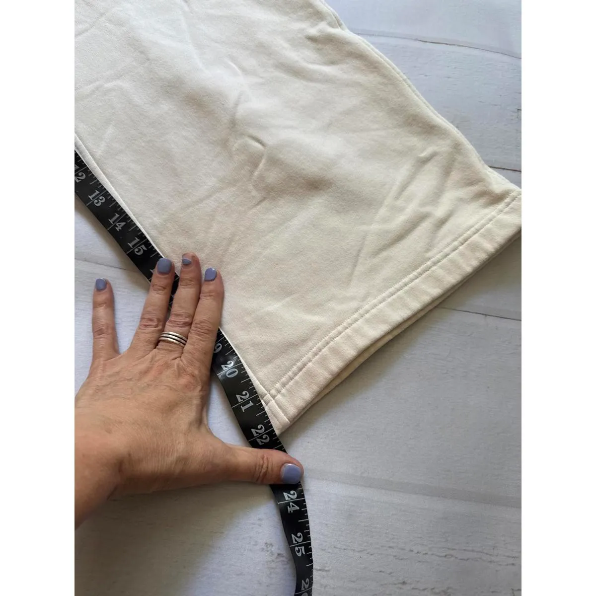 Lululemon Women's Cropped Beige Sweatpants Size 6 - Image 5