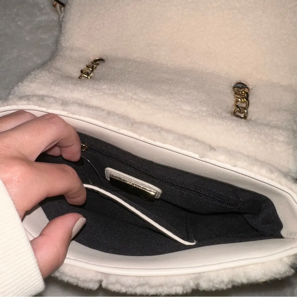 Red dress boutique white sherpa fluffy crossbody - Image 5