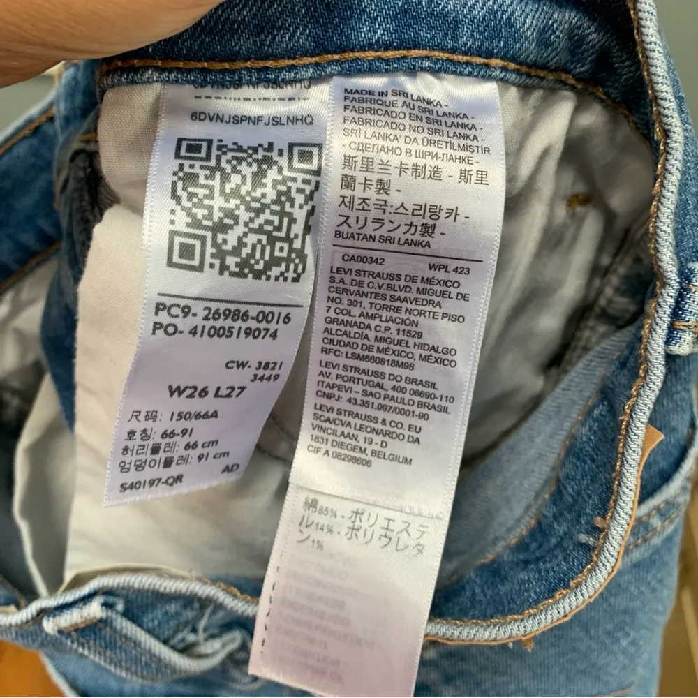 Levi’s High Rise Mom Jeans Distressed Blue 26 - Image 9