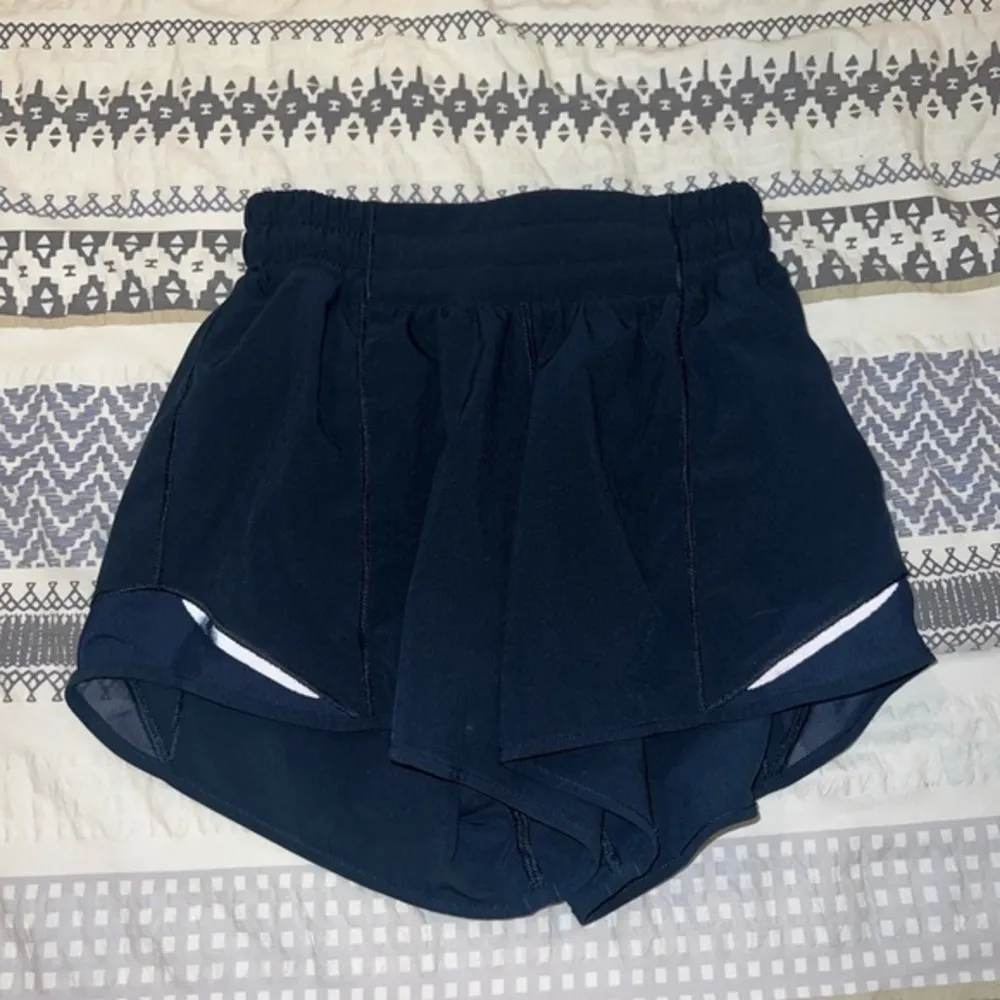 Lululemon Hotty Hot II Shorts *Long 4”,‎ Size 0 - Image 4