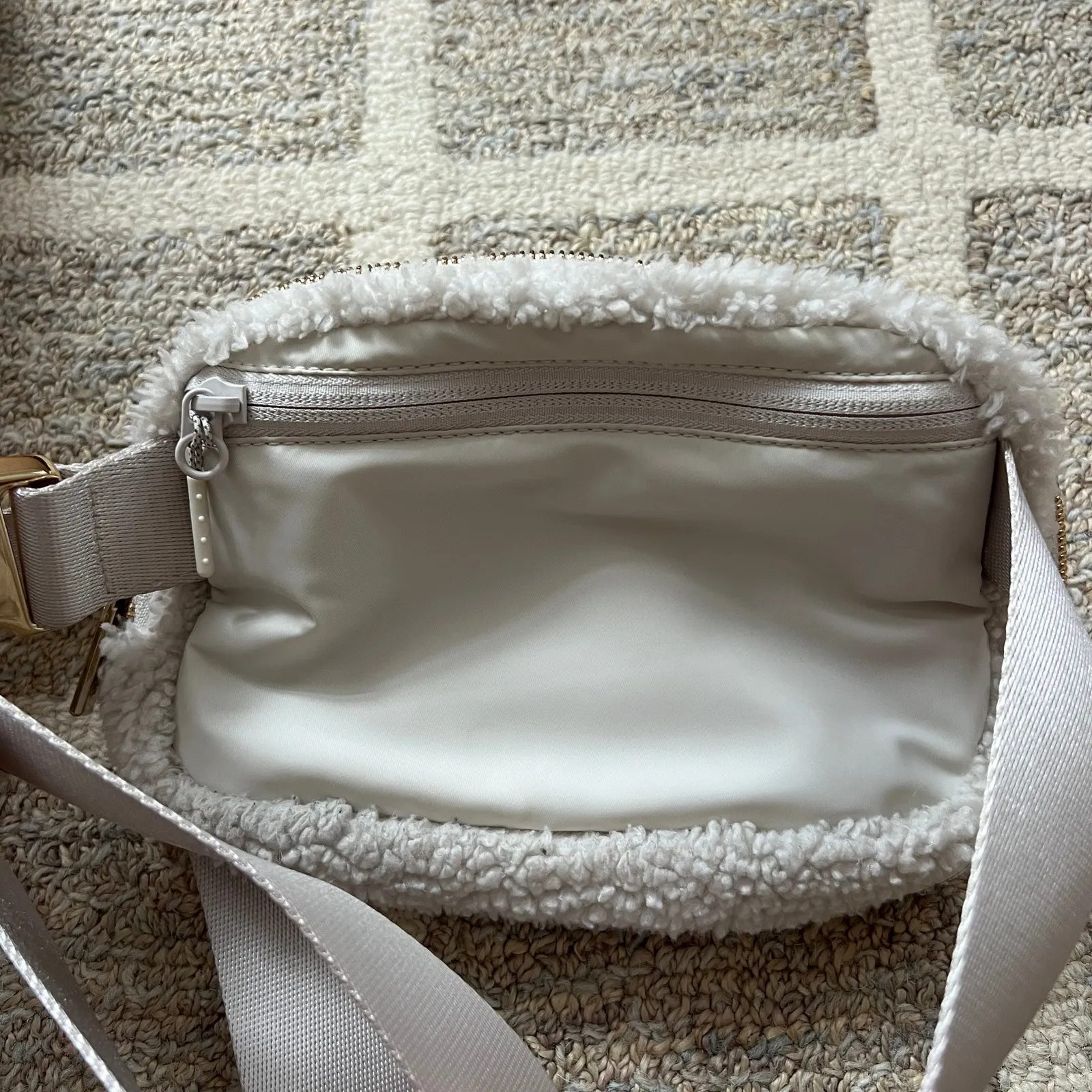 Lululemon Everywhere Belt Bag 1L Fleece White & Gold - Image 6