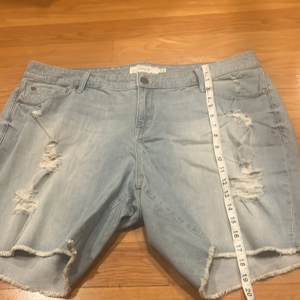 Torrid women’s light blue distressed jean shorts plus size 22. - Image 6