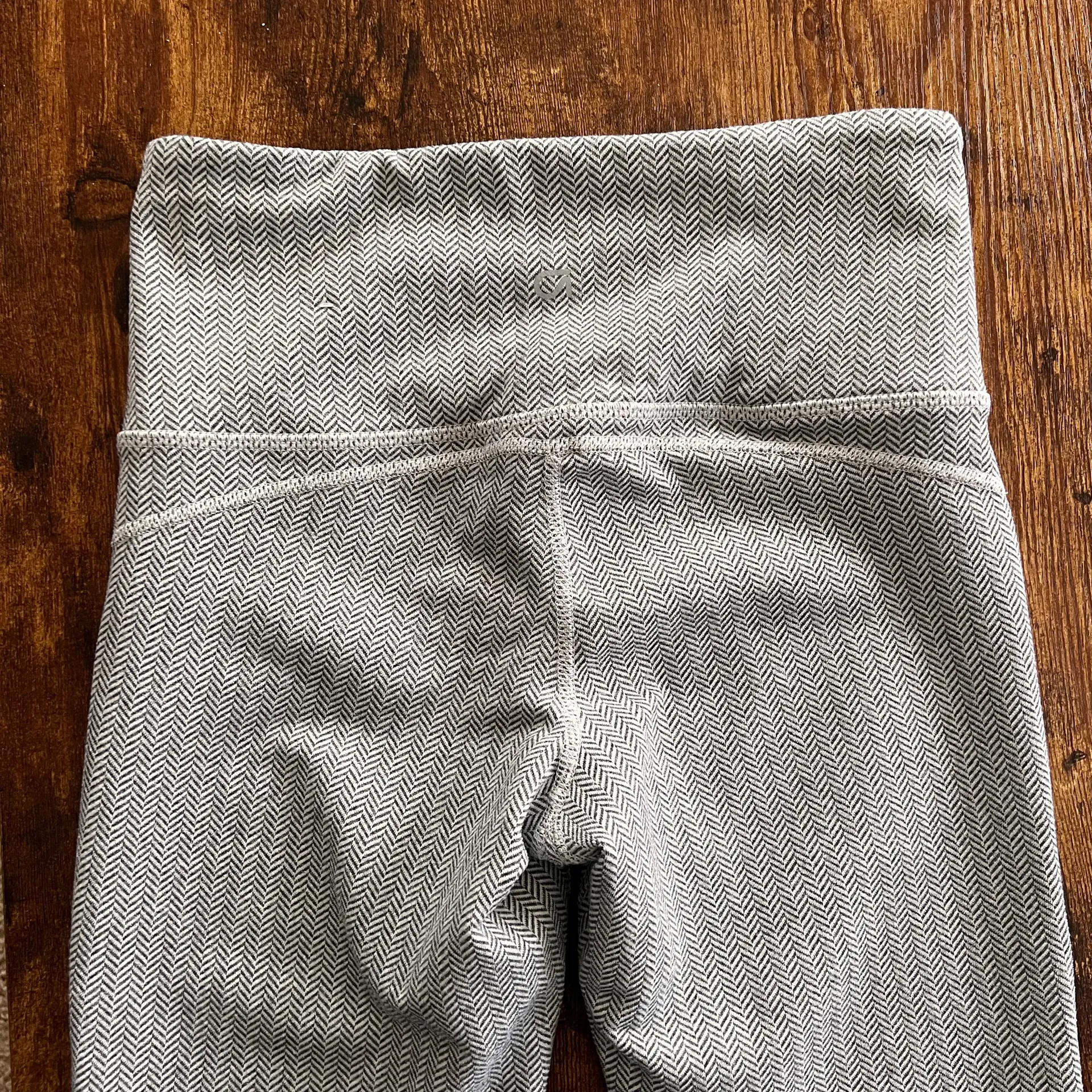 Gap Fit Grey & White Herringbone 7/8 Leggings - Image 9