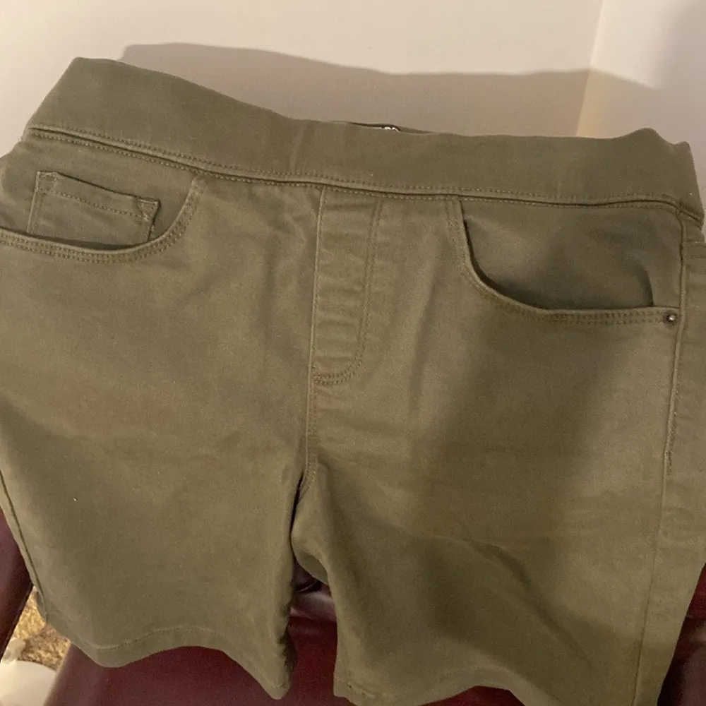 DKNY JEANS OLIVE GREEN BERMUDAS SIZE S - Image 2