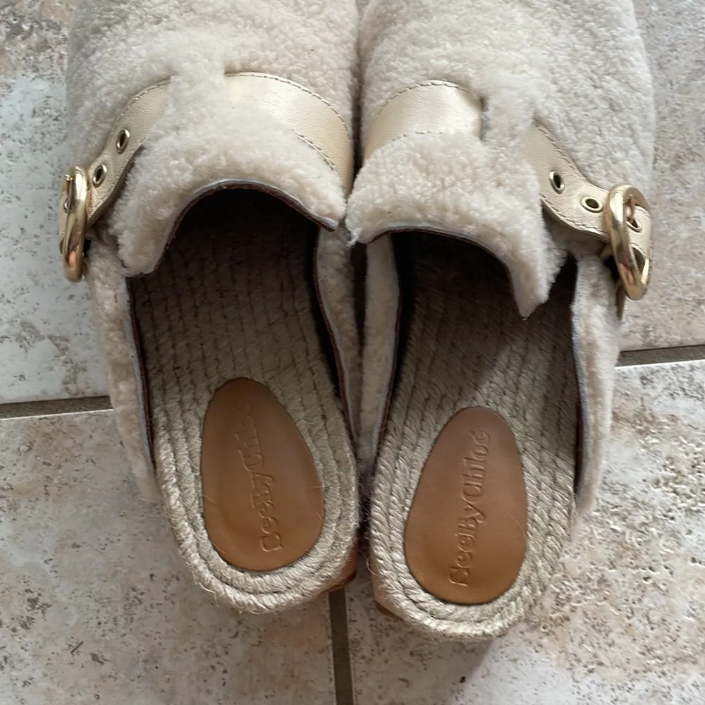 SEE BY CHLOE Viviane Shearling Clogs in Natural - Image 6