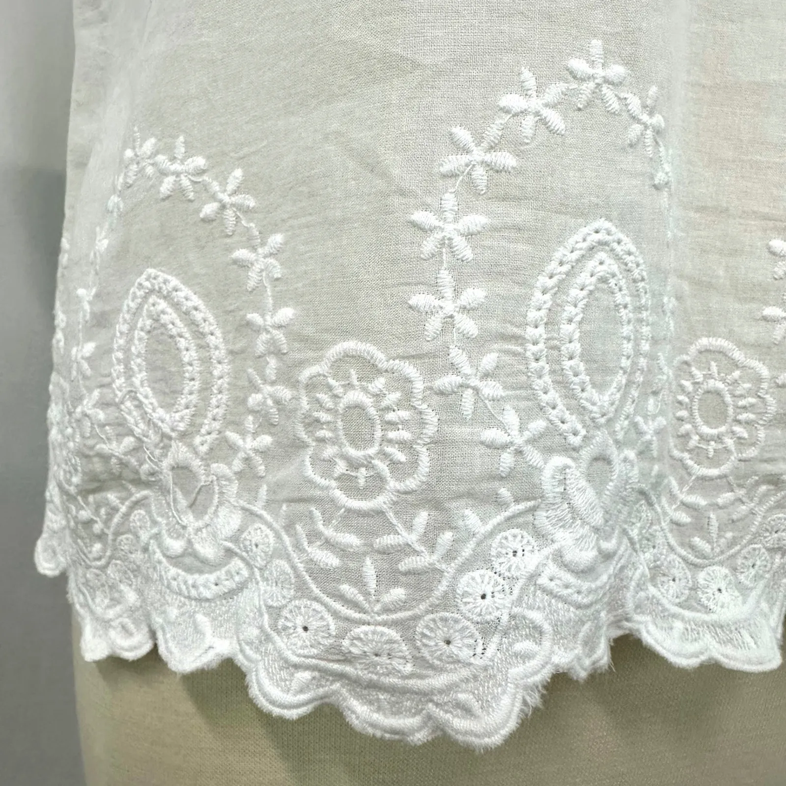 ANTHROPOLOGIE KINDRED White Embroidered Eyelet Lace Puff Sleeve Blouse Women's S - Image 3