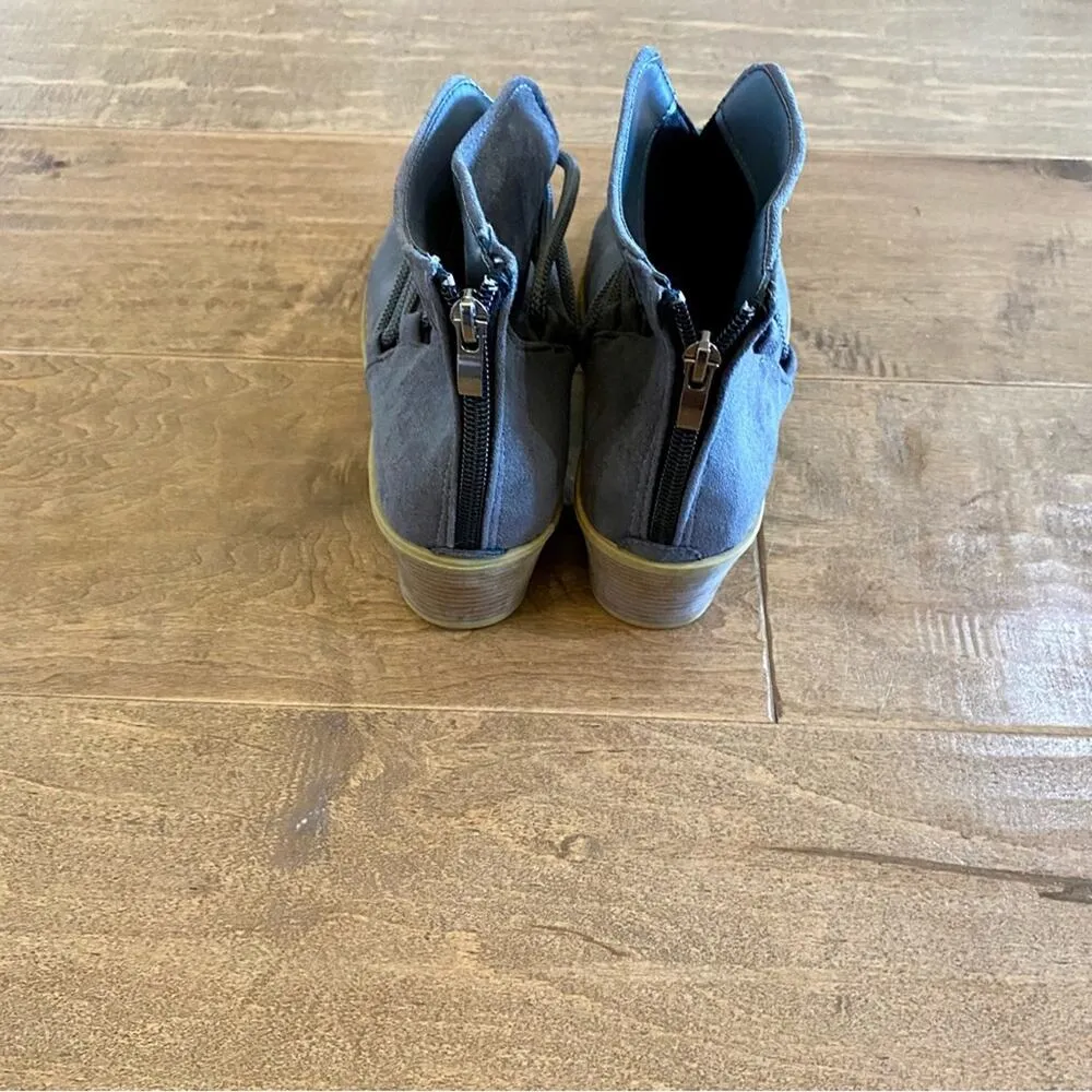 Women’s Crisscross Zip Up Booties Grey Size 40 NWOT Girly Fall Trendy Boots Gray - Image 3