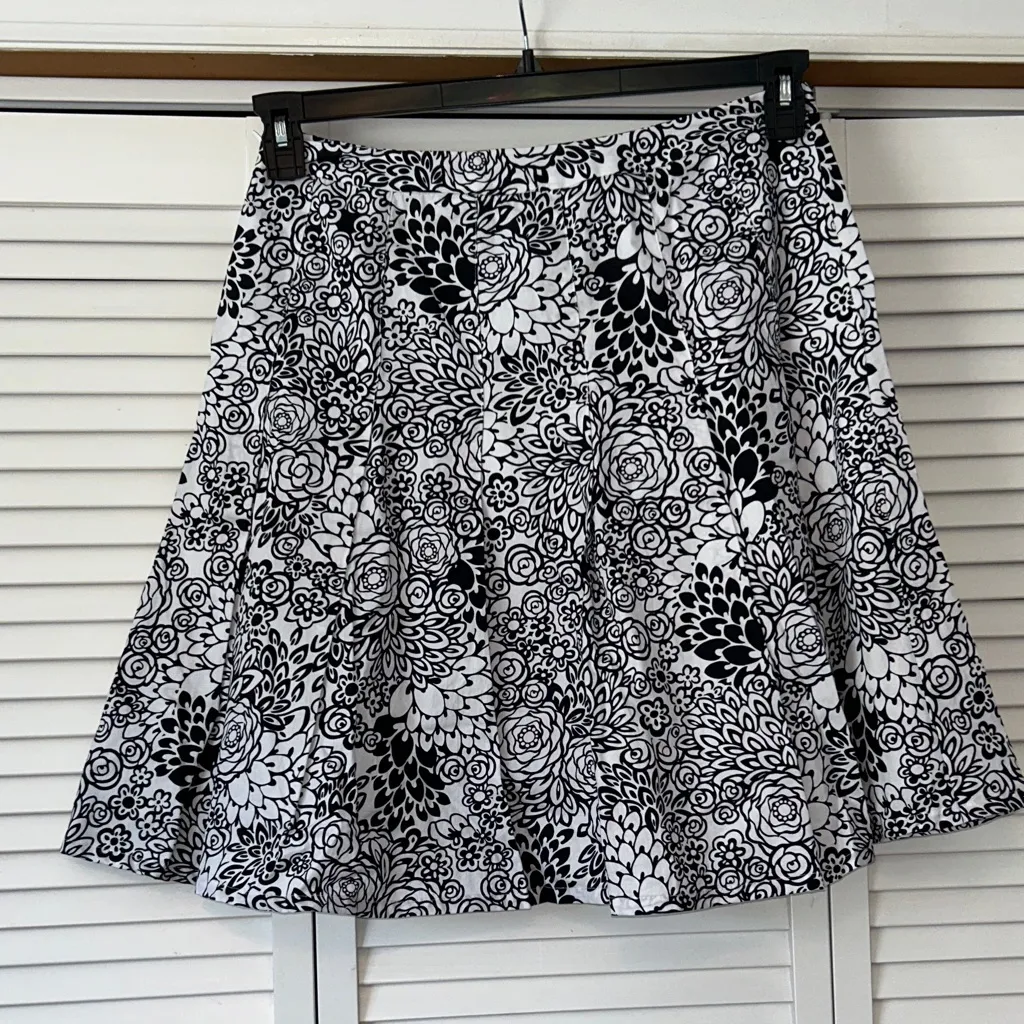 Kim Rogers Black and‎ White Floral Mini Skirt Pleats Size 10 Lined Side Zip - Image 3