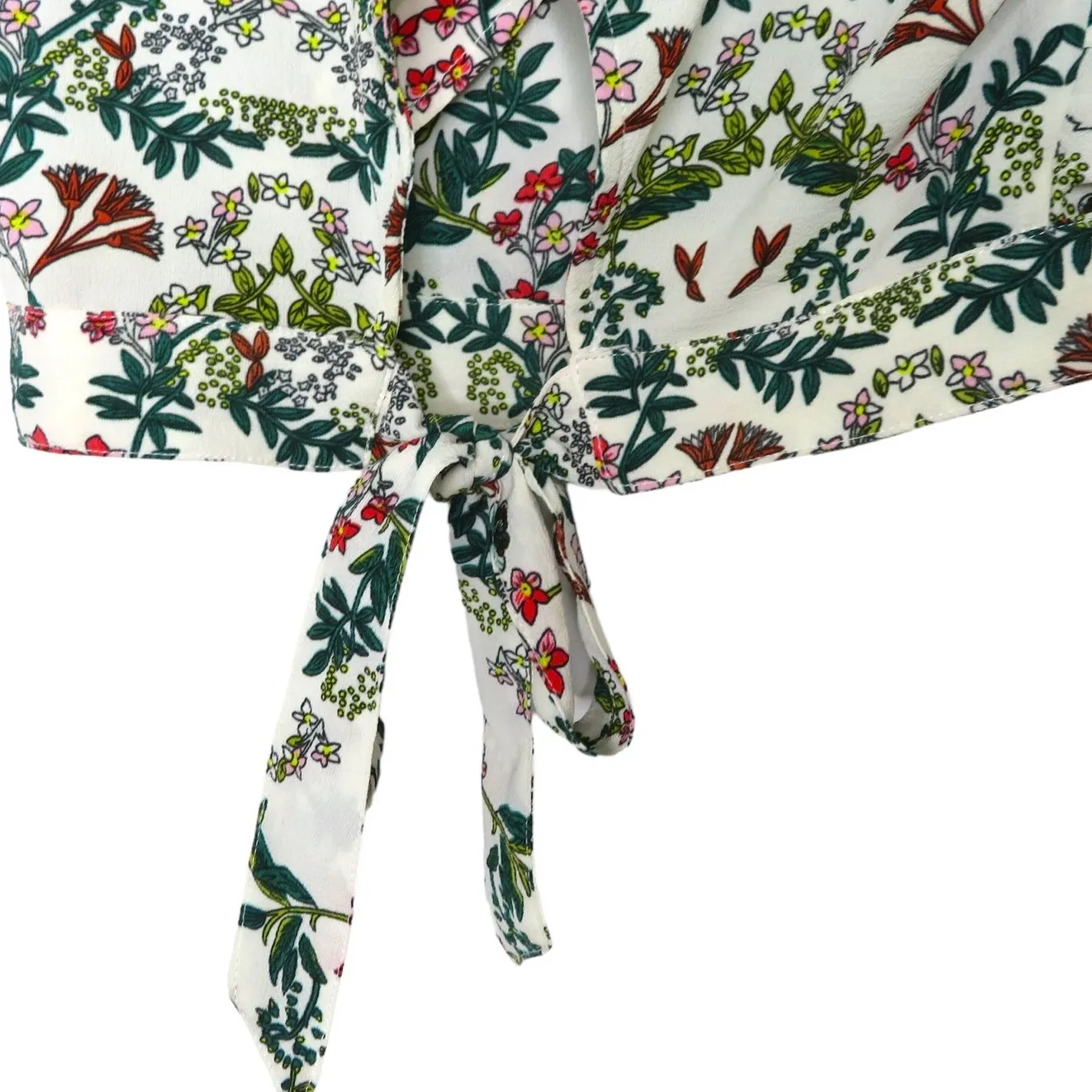 White % Red Floral V-Neck Short Sleeve Blouse Size Small NWOT - Image 5