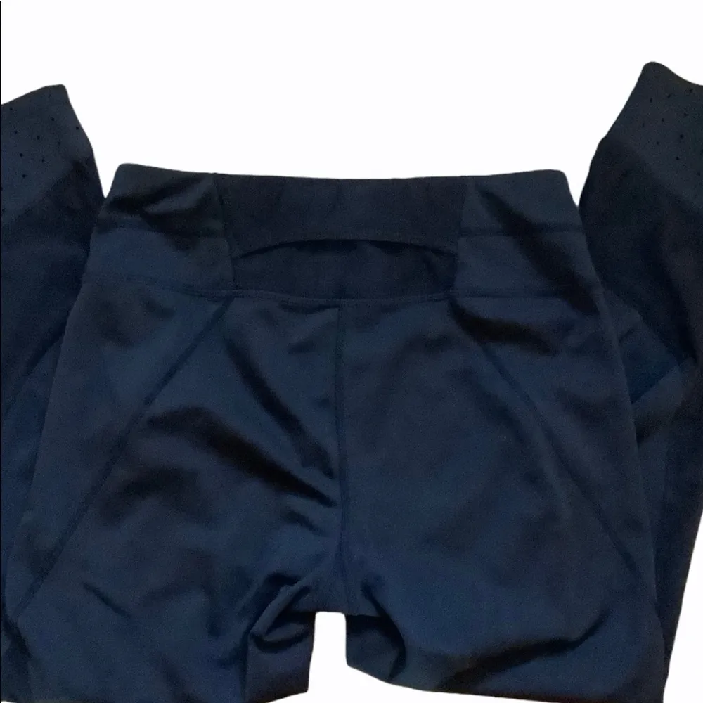 Athleta black perforated mesh crop tights size XS yoga gym run crop leggings - Image 4