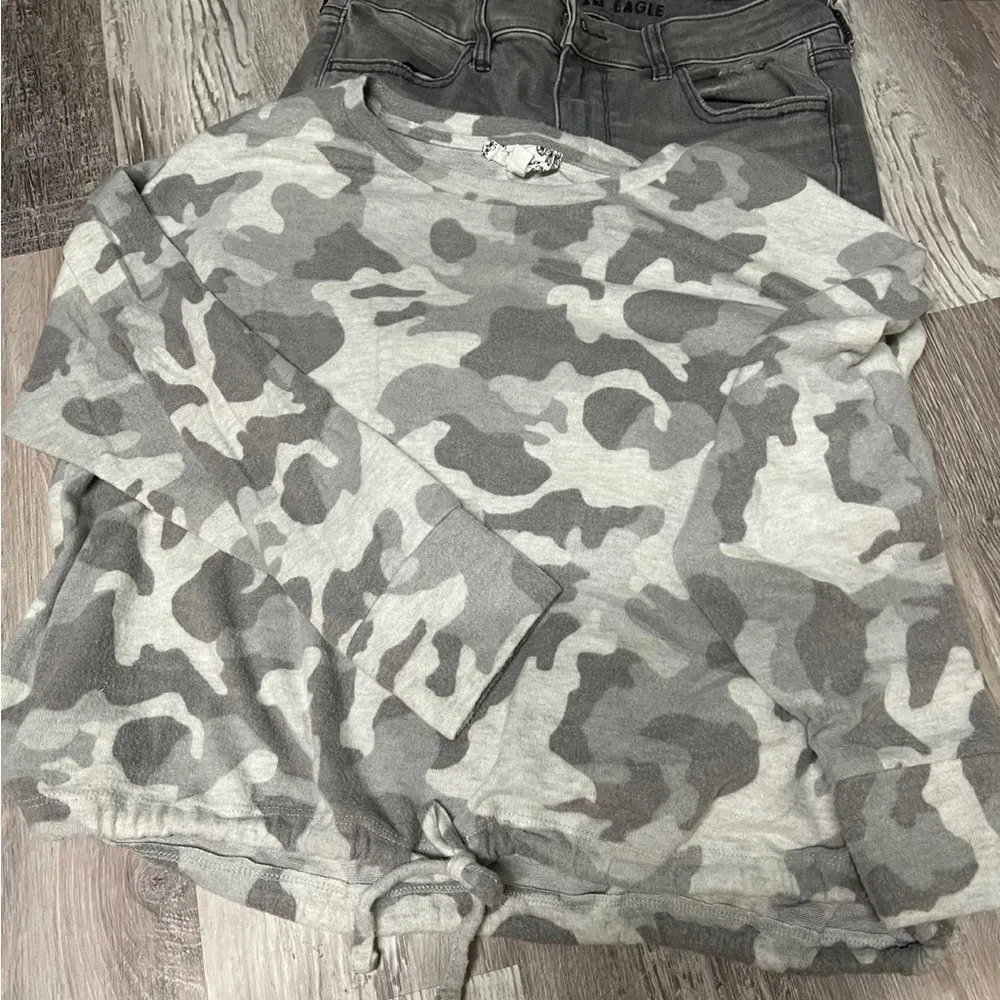 American Eagle Women's Stretch frayed Jeans and cute long sleeve camo top - Image 9