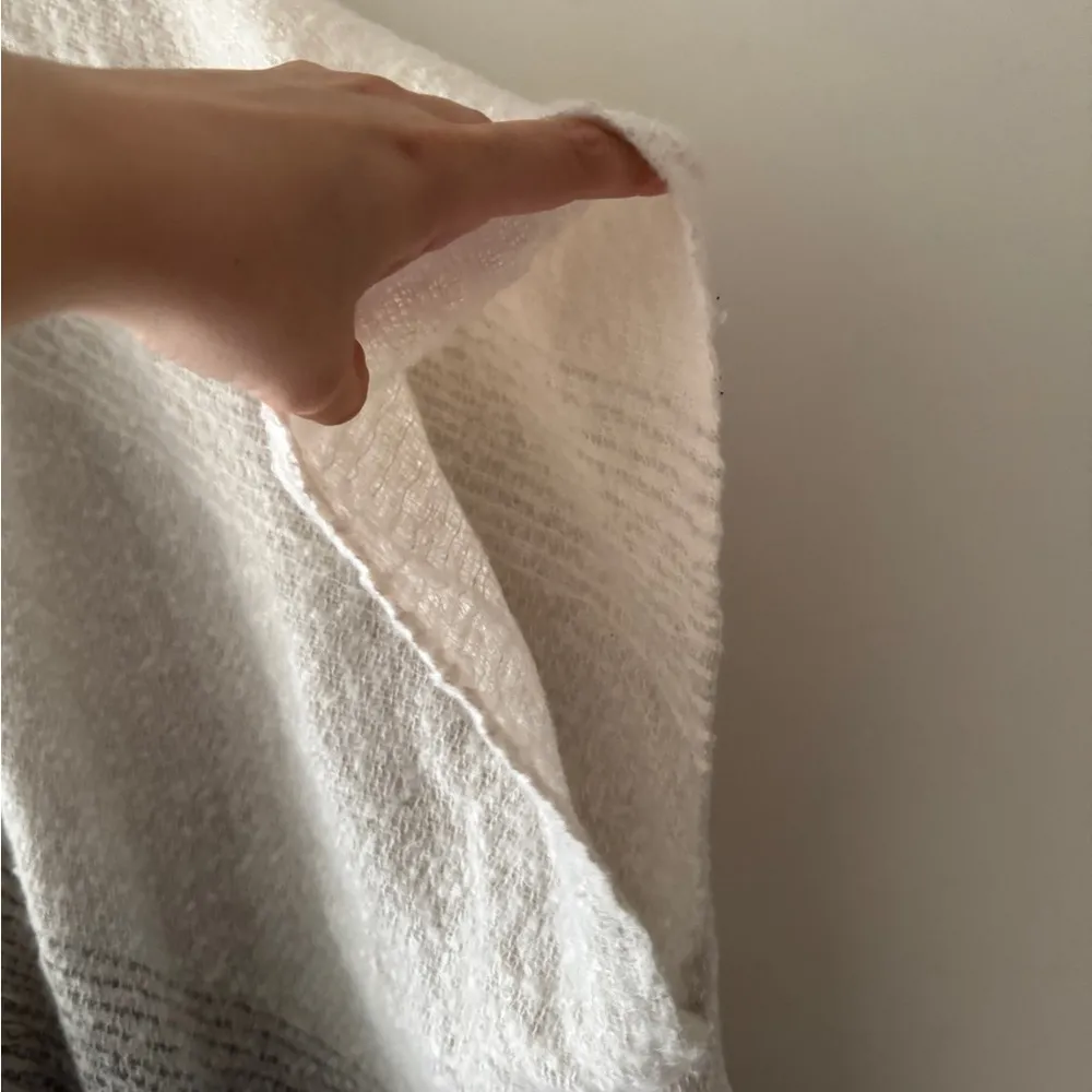 American Eagle Soft Shawl Poncho Wrap Sweater Cardigan Gray Cream Ombre Fringe - Image 2