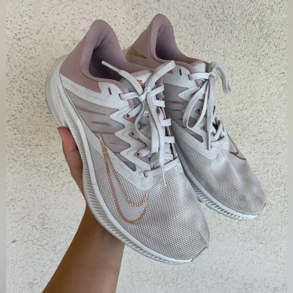 Nike Womens Quest 3 Running Shoes Plantinum Tint Red Bronze 003 (Size 8) - Image 2