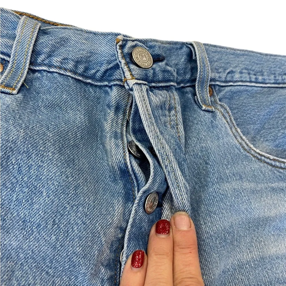 LEVIS  501 button fly Jean shorts distressed size 33 - Image 6