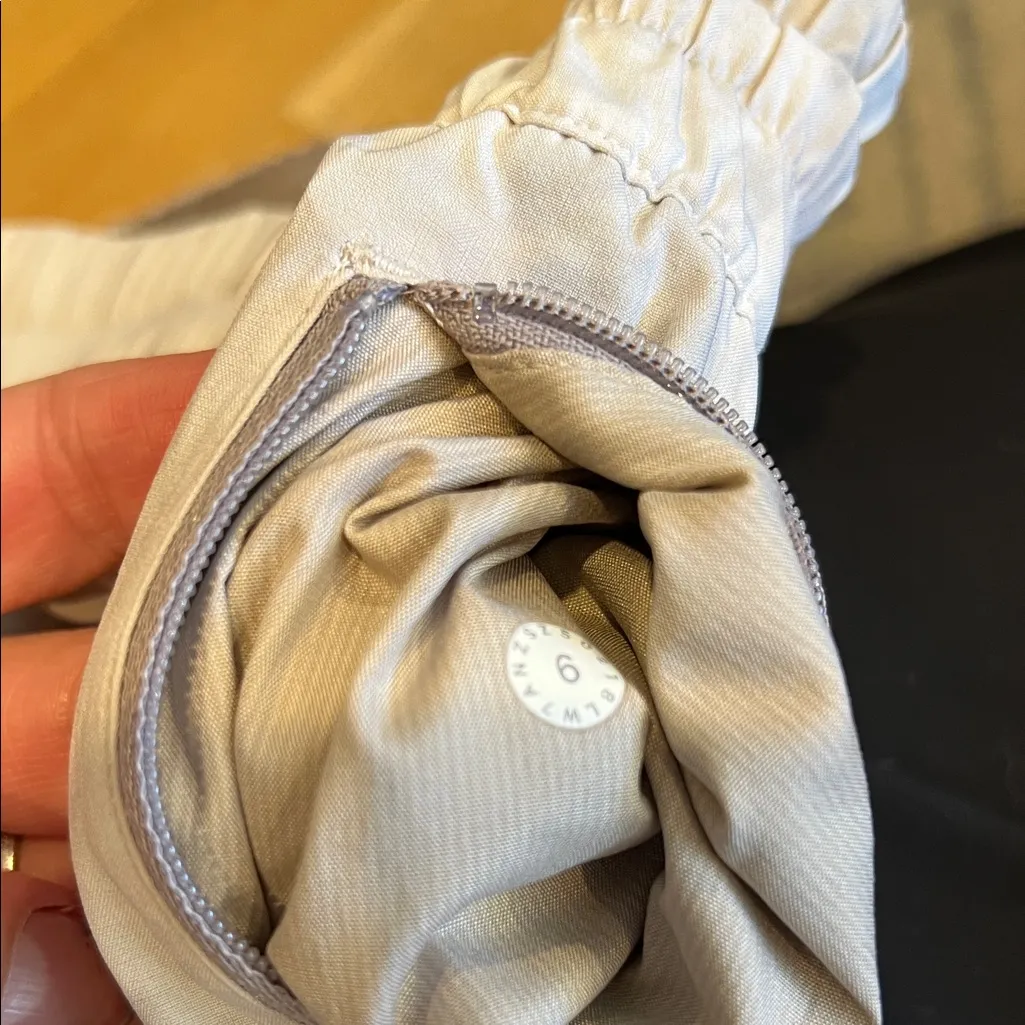 Lululemon Athletica tracker Light Gray‎ marbled Athletic Shorts size 6 - Image 6