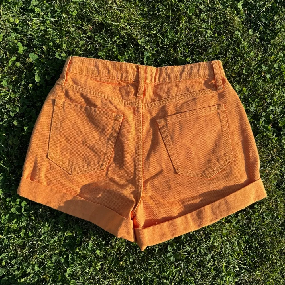 NWT Women's Super-High Rise Rolled Cuff Mom Jean Shorts - Image 7