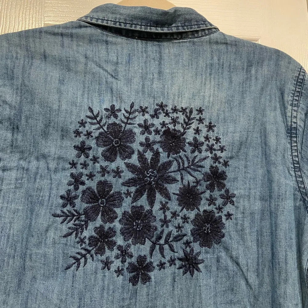 NWOT North Style Size L Blue Embroidered Floral Back Chambray Full Snap Shirt Size L - Image 7